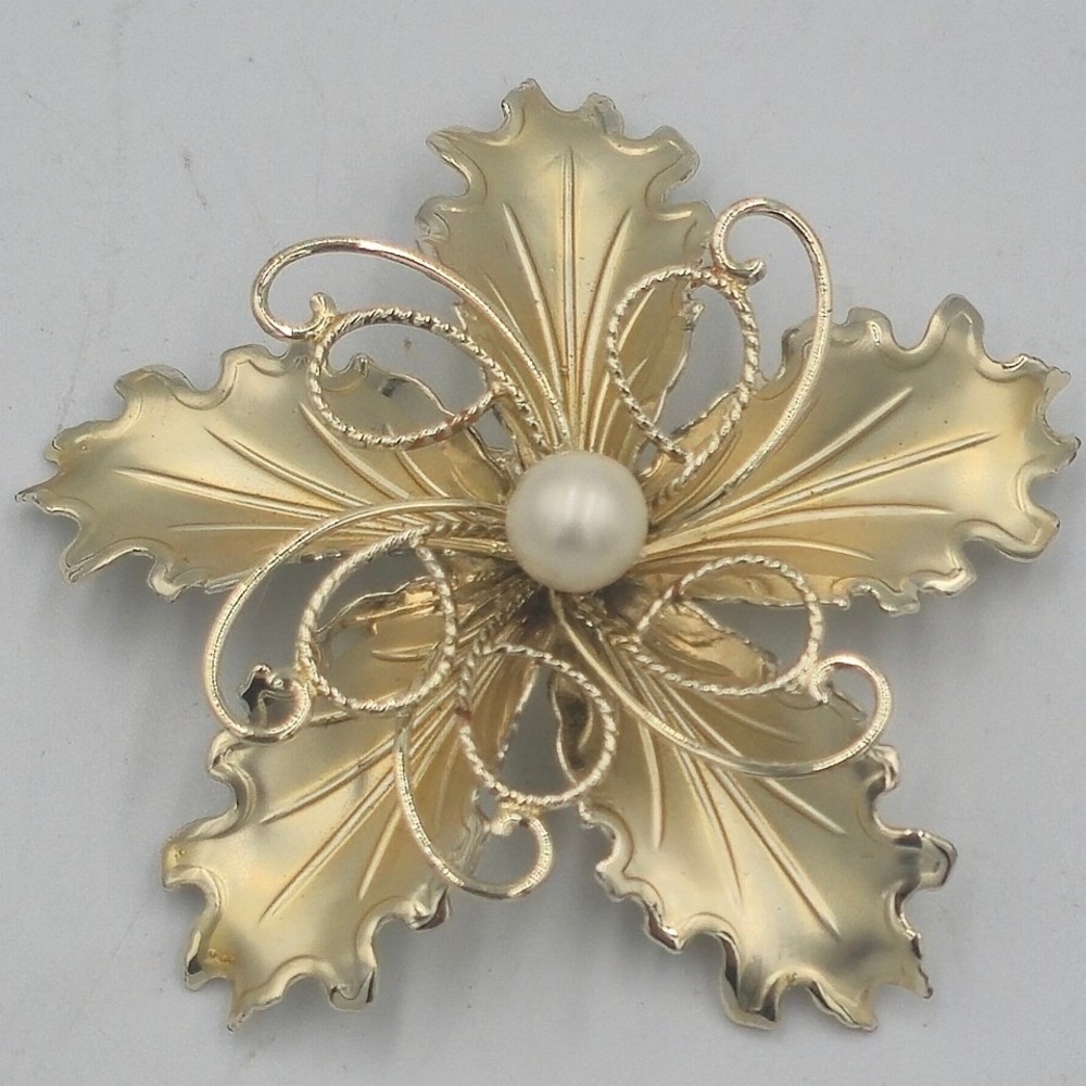 Vintage 1960s Gold Tone Leaf Flower Brooch Pin Central Faux Pearl Mid Century